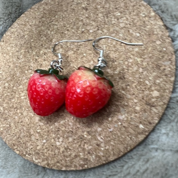Strawberry Dangle Earrings🍓 - Picture 3 of 4
